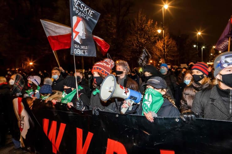 הפגנות מחאה ורשה פולין חוק איסור הפלות