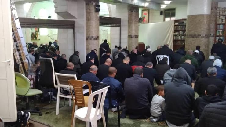 תפילה רבת משתתפים במסגד בלוד שפיזרה המשטרה