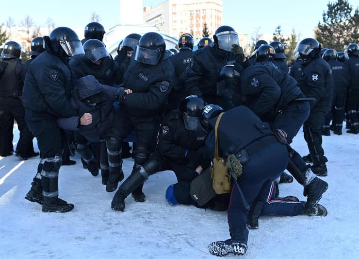 רוסיה הפגנות למען אלכסיי נבלני עוצרים מפגינים ב אומסק