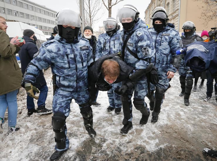 רוסיה הפגנות למען אלכסיי נבלני עוצרים מפגינים ב מוסקבה