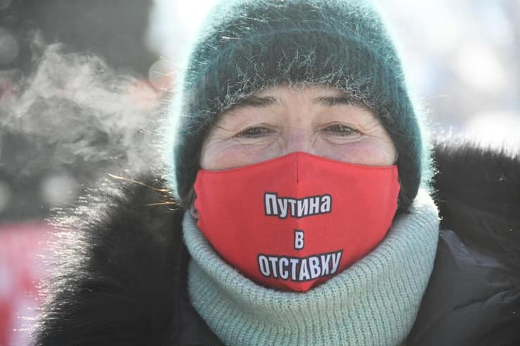 רוסיה הפגנות למען אלכסיי נבלני מפגינה עם כיתוב על המסכה "פוטין חייב להתפטר"
