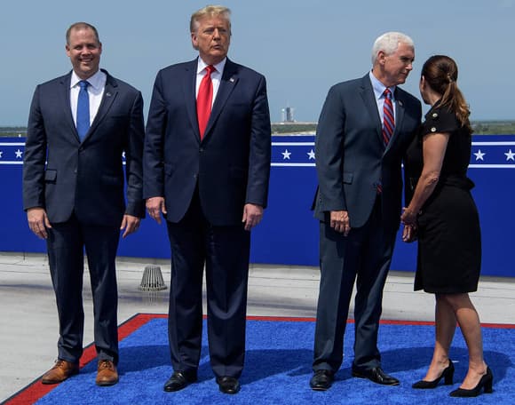 משמאל: ראש נאס"א, בריידנסטיין, הנשיא טראמפ, סגן הנשיא מייק פנס ורעייתו קארן, צופים בשיגור של SpaceX במרכז החלל קנדי בפלורידה