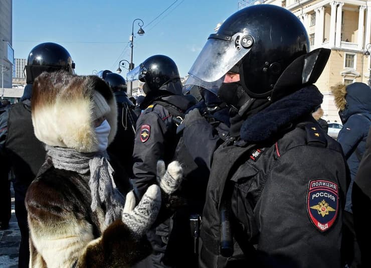 רוסיה הפגנות למען אלכסיי נבלני ב ולדיווסטוק מפגינה מדברת עם שוטרים