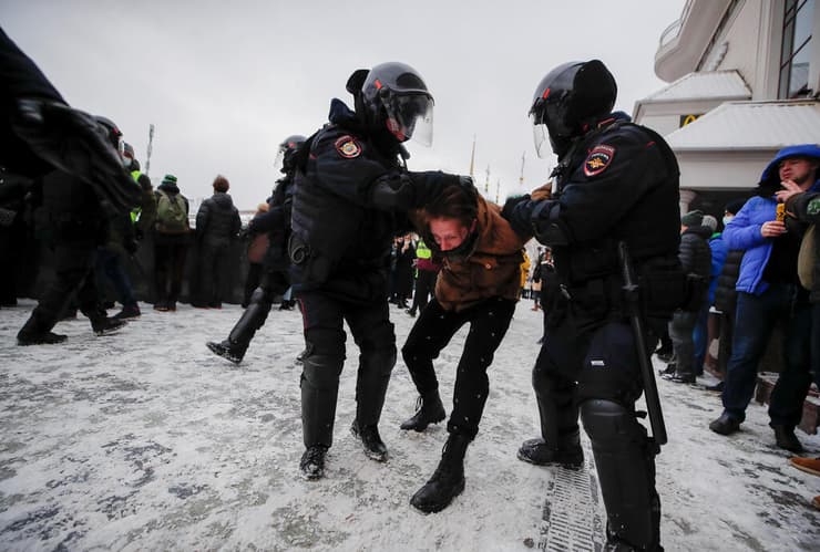 רוסיה הפגנות למען אלכסיי נבלני עוצרים מפגינים ב מוסקבה