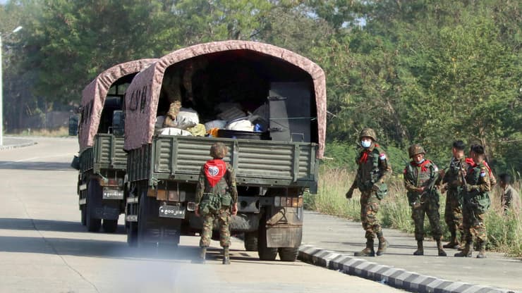 הפיכה צבאית מיאנמר חיילים ברחובות הבירה נייפידאו