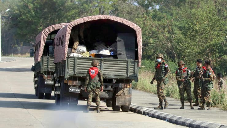 הפיכה צבאית מיאנמר חיילים ברחובות הבירה נייפידאו