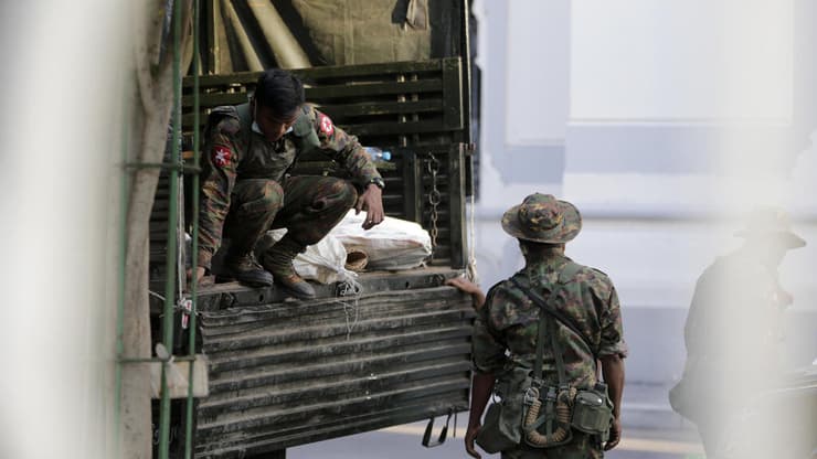 חיילים צבא מיאנמר בבניין עיריית יאנגון הפיכה צבאית