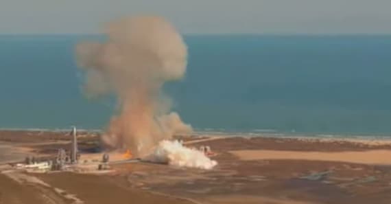 עשן לאחר הפיצוץ. מצד שמאל דגם 10 של ספינת החלל