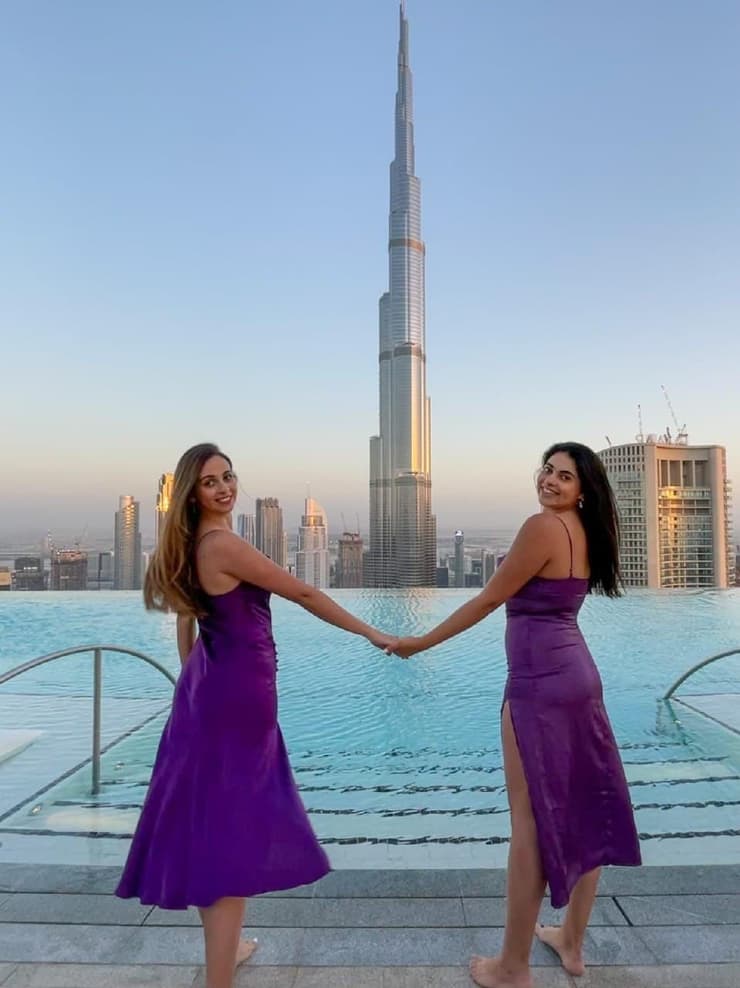 "אין טיסות חזור": שלי זוהר וחברתה סונדוס גוטי בדובאי (צילום: שלי זוהר) שליזוהר וחברתה סונדוס גוטי בדובאי