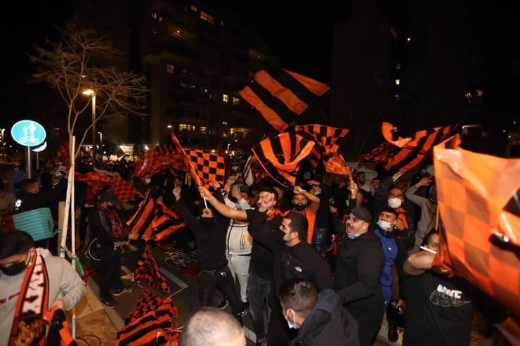 "מבין אותם". אוהדי בני יהודה מוחים ליד ביתו של ברק אברמוב (צילום: אורן אהרוני) אוהדי בני יהודה מוחים ליד ביתו של ברק אברמוב