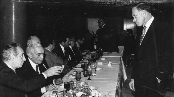 יעקב לוינסון, יושב ראש מועצת המנהלים של בנק הפועלים, יחד עם שמעון פרס מוסטפא חליל, ראש ממשלת מצרים לשעבר