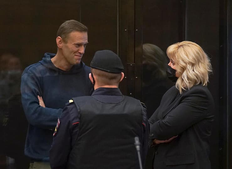 אלכסיי נבלני באזיקים בית משפט ב מוסקבה רוסיה