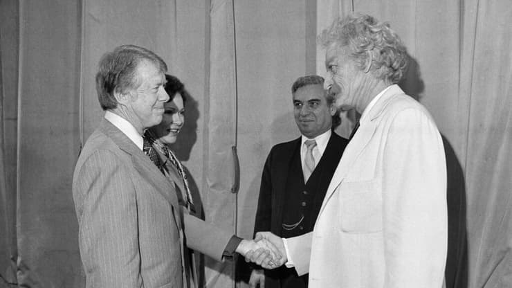 האל הולברוק (מימין) בפגישה עם הנשיא ג'ימי קרטר ואישתו רוזלין מאחורי הלקעים של המחזה "מארק טוויין הלילה"