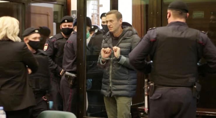 אלכסיי נבלני באזיקים בית משפט ב מוסקבה רוסיה