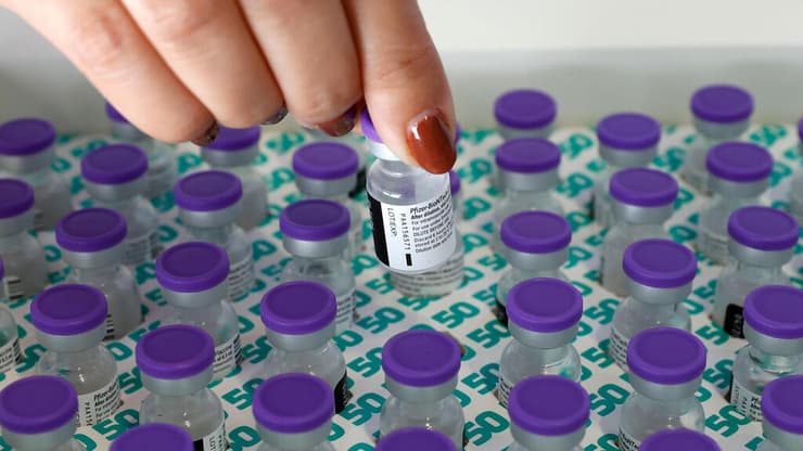 בקבוקון בקבוקוני חיסון חיסונים של פייזר ב מרכז חיסונים ב פתח תקווה 