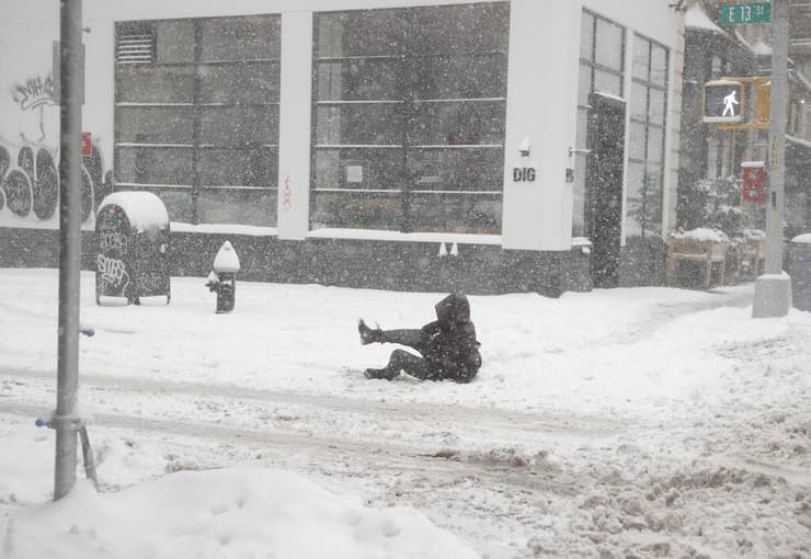 שלג סופה ב צפון מזרח ארה"ב אישה מחליקה בטעות ניו יורק