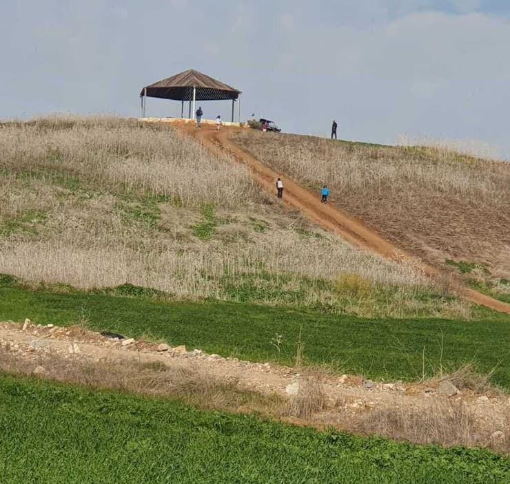 משפחת פז מגיעה במסלול האופניים לתצפית הנהדרת - מגדל תצפית על עמק יזרעאל