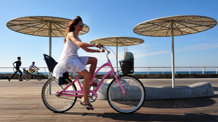רוכבת אופניים בנמל תל אביב
