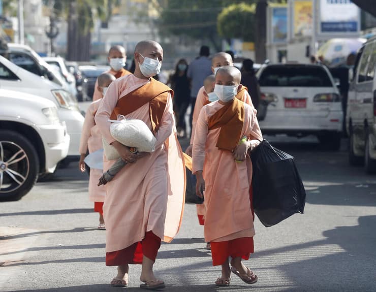 נזירים בודהיסטים ב יאנגון מיאנמר אחרי הפיכה צבאית