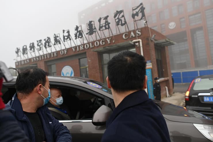 צוות מומחים בינלאומי שחוקר את מקור ה קורונה מגיע ל מכון ווהאן לווירולוגיה מעבדה ב סין
