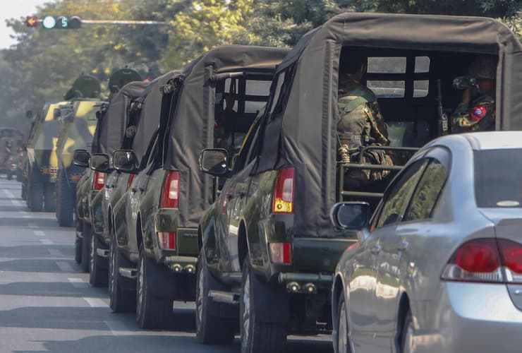 כלי רכב של צבא מיאנמר ב עיר מנדליי אחרי הפיכה צבאית