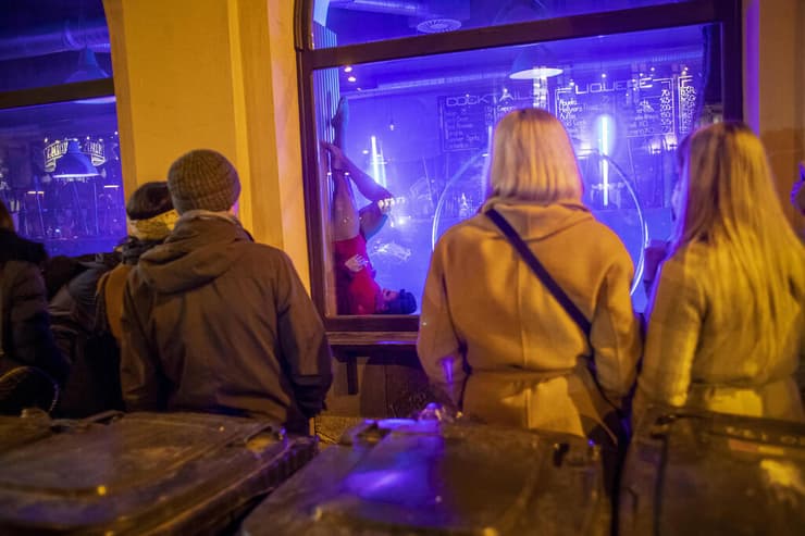 אנשים צופים ב הופעות מבעד לחלון זכוכוית 