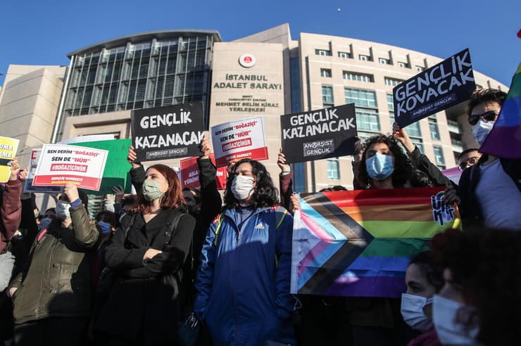 טורקיה מחאה נגד רג'פ טאיפ ארדואן סטודנטים דגל גאווה אוניברסיטה בואזיצ'י