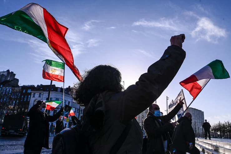 אסדוללה אסדי תכנן פיגוע צרפת גולים איראנים מחוץ לבית המשפט
