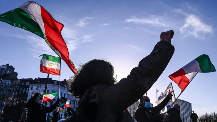 אסדוללה אסדי תכנן פיגוע צרפת גולים איראנים מחוץ לבית המשפט