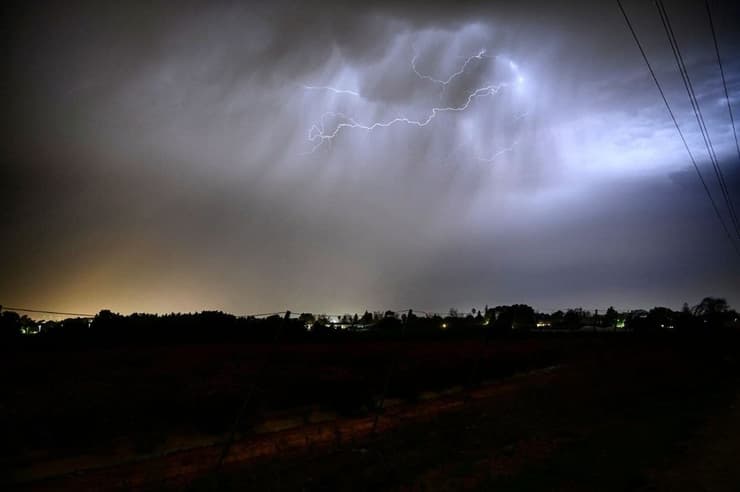 ברקים מעל מושב כפר הס