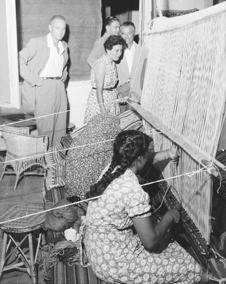 אורגות במפעל של משכית, 1955 