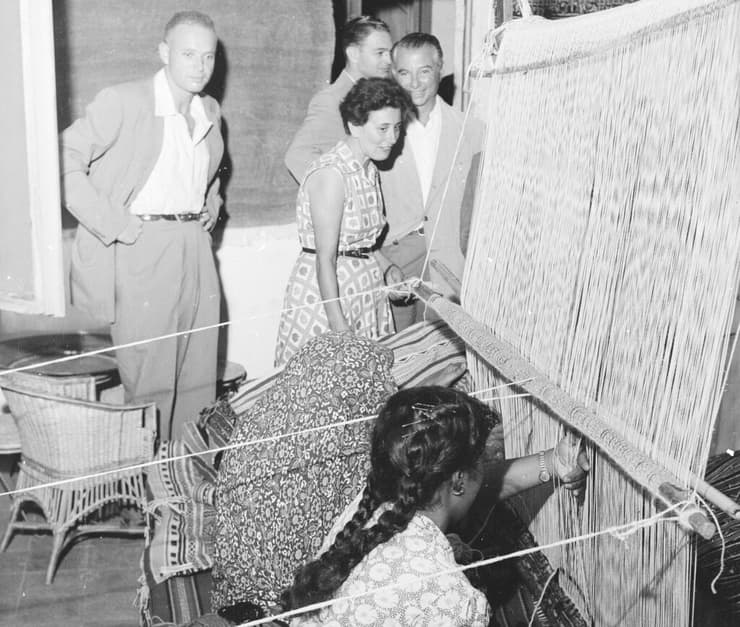 אורגות במפעל של משכית, 1955 