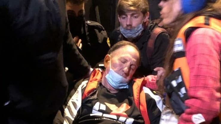 אסף אגמון נפונה לאחר שנפצע בהפגנה