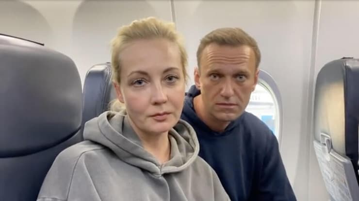 יוליה נבלניה ו אלכסיי נבלני ב טיסה מ גרמניה ל רוסיה לפני מעצרו