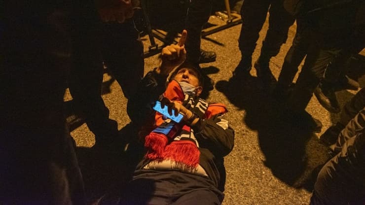 אסף אגמון נפונה לאחר שנפצע בהפגנה