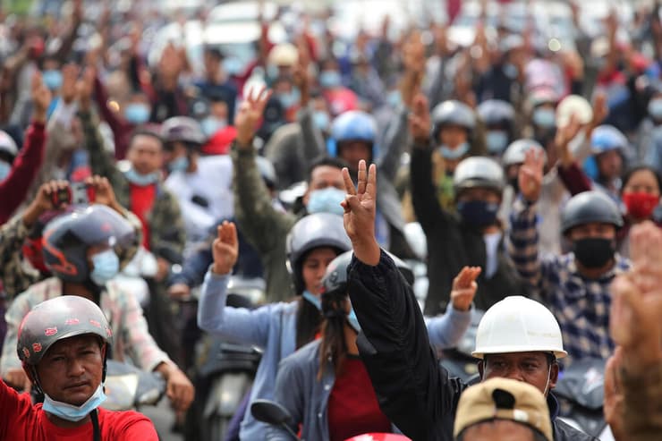 הפגנה נגד הפיכה צבאית ובעד שחרור אונג סן סו צ'י ב מיאנמר ב נייפידאו