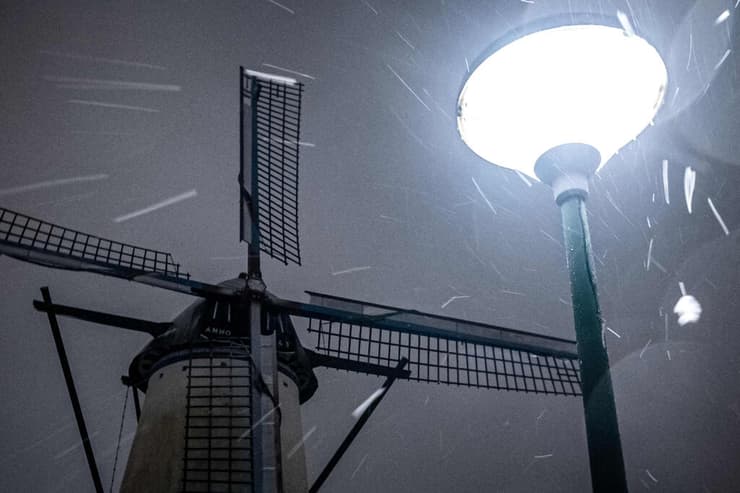 סופה שלג ב הולנד טחנת רוח ב עיירה במחוז צפון בראבנט 
