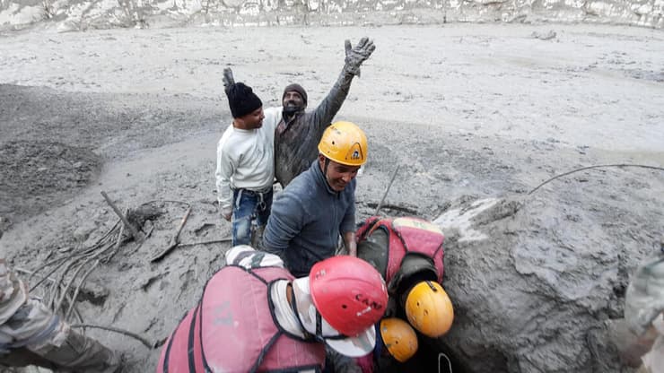 אדם שחולץ פעולות חילוץ אחרי שיטפון ענק בעקבות קרחון שקרס ב הודו מדינת המחוז אוטראקהאנד