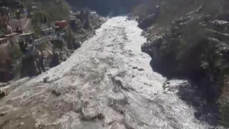 שיטפון הצפה הצפות פתע ענקיות ב הודו בעקבות התפרקות של קרחון בהרי ה הימלאיה ב מדינת מחוז אוטראקהאנד