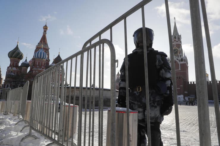 שלג מוסקבה הכיכר האדומה רוסיה שוטר