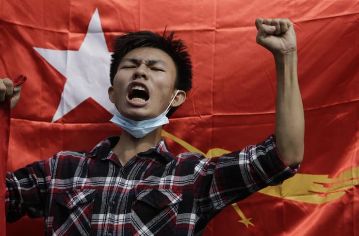 הפגנה נגד הפיכה צבאית ובעד שחרור אונג סן סו צ'י ב יאנגון מיאנמר