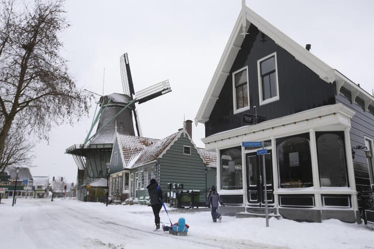 סופה שלג אמסטרדם ב הולנד 