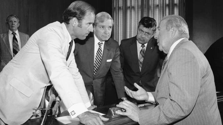 ג'ורג' שולץ מזכיר המדינה האמריקני ארצות הברית ארה"ב לשעבר מת בגיל 100 עם ג'ו ביידן 1982