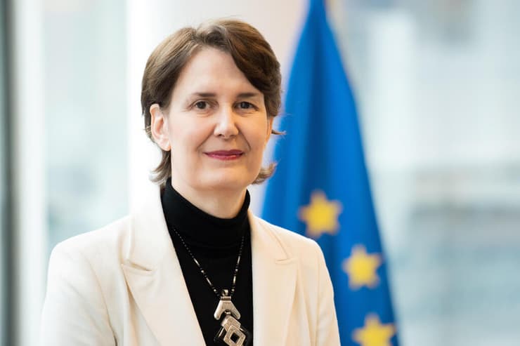 סנדרה גלינה נושאת ונותנת מטעם הנציבות האירופית האיחוד האירופי על רכישת חיסוני קורונה