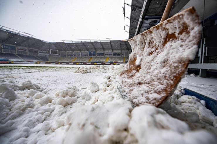 אירופה סופה שלג שלגים מזג אוויר אצטדיון ב פדרבורן גרמניה