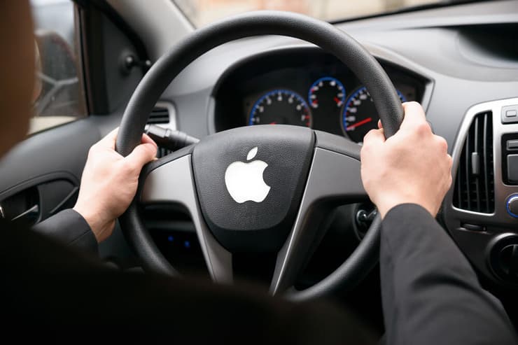 ביטול פרויקט הרכב של אפל עלה לחברה כ-10 מיליארד דולר. אילוסטרציה (עיבוד תמונה. צילום: shutterstock) מכונית עם לוגו של אפל