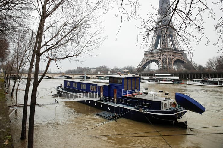 צרפת מזג אוויר שיטפון שיטפונות הצפה הצפות מערב נהר סן ליד מגדל אייפל פריז