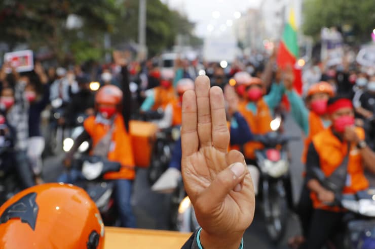 מיאנמר מפגינים נגד החונטה ו הפיכה צבאית ינגון יאנגון נזירים