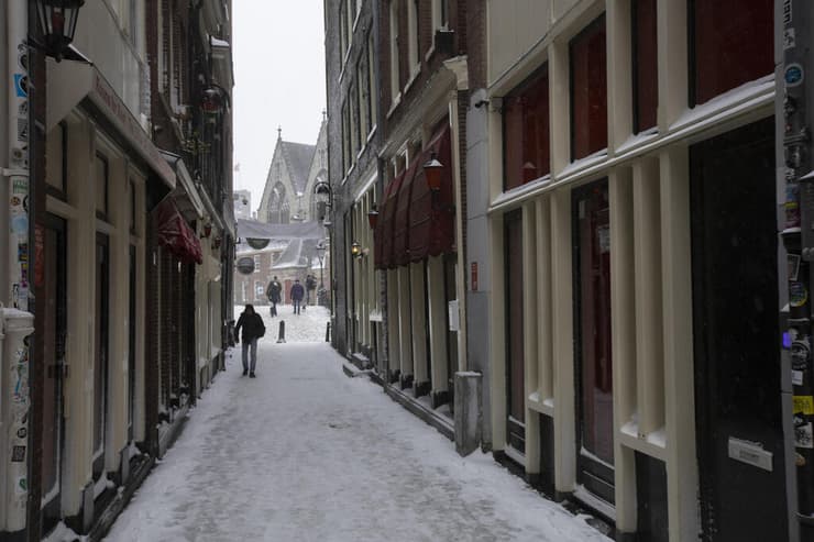 אירופה סופה שלג שלגים מזג אוויר רחוב החלונות האדומים אמסטרדם הולנד