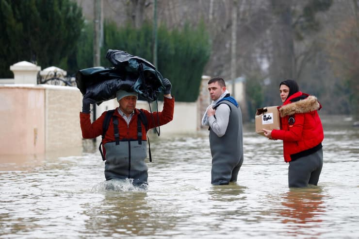 צרפת מזג אוויר שיטפון שיטפונות הצפה הצפות מערב המדינה נהר שרנט עלה על גדותיו